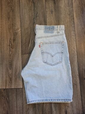 Vintage Levi's Light Wash Blue Denim Womand Shorts. Size 33